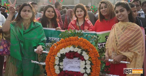 বিজয়স্তম্ভে গার্লস অব নারায়ণগঞ্জের পুষ্পস্তবক অর্পন