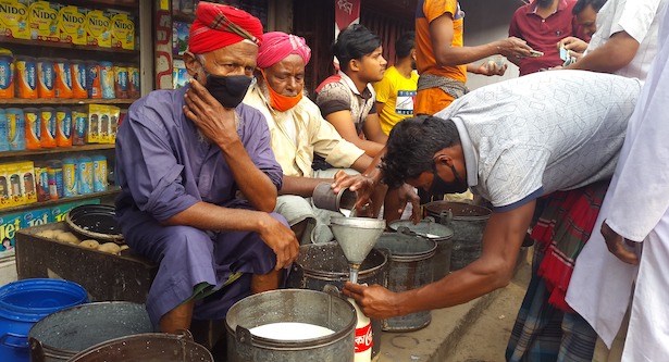 নারায়ণগঞ্জে করোনার প্রভাবে লোকসানে দুগ্ধ খামারিরা