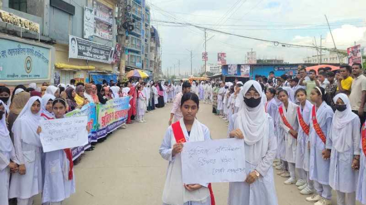 কোমলমতি শিক্ষার্থীদের ব্যবহারের করে প্রধান শিক্ষকের বিরুদ্ধে মানববন্ধন