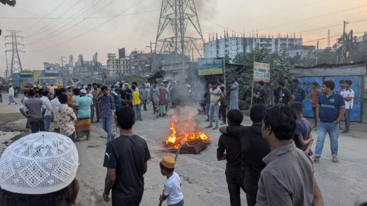 জমির বিরোধে নিহত নারীর লাশ নিয়ে সড়ক অবরোধ