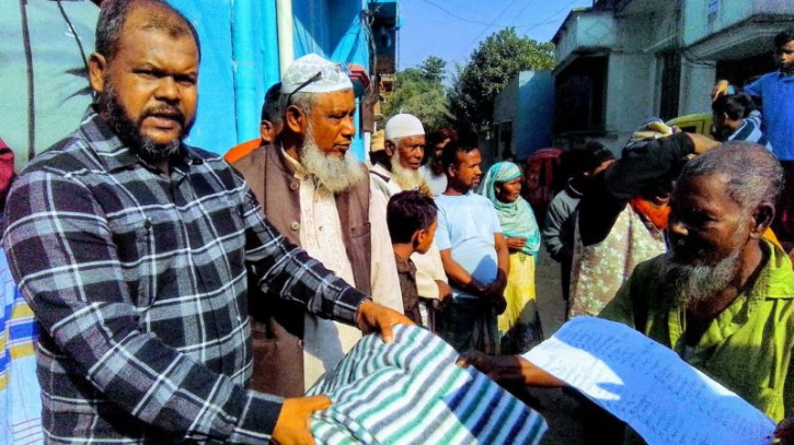 সোনারগাঁয়ে যুবদল নেতা স্বপনের উদ্যোগে শীতবস্ত্র বিতরণ