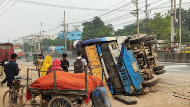 সোনারগাঁয়ে যাত্রীবাহী বাস উল্টে আহত ১৫ 