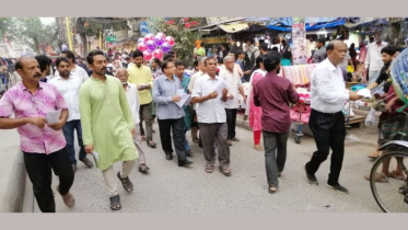 বাস ভাড়া কমানোর দাবিতে যাত্রী অধিকার ফোরামের লিফলেট বিতরণ 