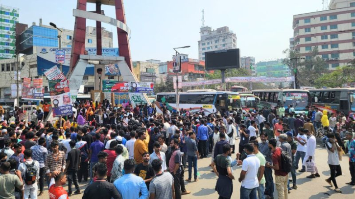 মামলা ও কারখানা বন্ধের প্রতিবাদে ইউরোটেক্সের শ্রমিকদের অবরোধ