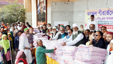 দুঃস্থদের মাঝে ’আমরা নারায়ণগঞ্জবাসী’র শীতবস্ত্র বিতরণ