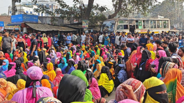 ফতুল্লায় সেনসিবল ফ্যাশনের শ্রমিকদের সড়ক অবরোধ ও বিক্ষোভ 