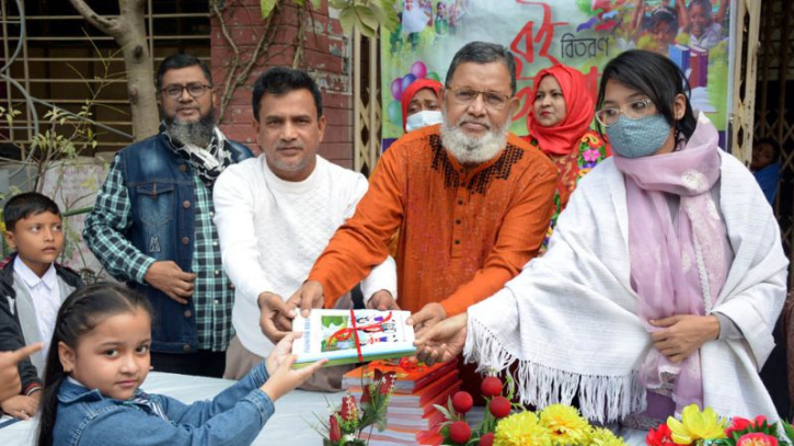 সিদ্ধিরগঞ্জে বাতান পাড়া সরকারি প্রাথমিক বিদ্যালয়ে বই উৎসব 