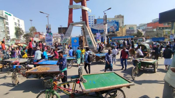 পুলিশের বিরুদ্ধে হয়রানির অভিযোগে ভ্যান চালকদের বিক্ষোভ