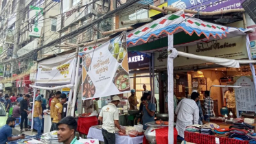 ফুটপাত দখল করে ইফতার বাজার, ভোগান্তিতে পথচারীরা